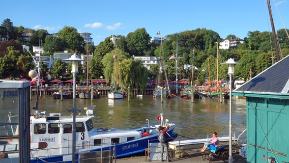 Blick auf den Anleger und Museumshafen Övelgönne in Hamburg. © NDR Foto: Kathrin Weber