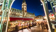 Der Historische Weihnachtsmarkt auf dem Hamburger Rathausplatz. © Mediaserver Hamburg Foto: Jörg Modrow