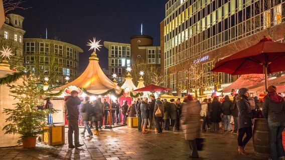 Besucher auf den Weihnachtsmarkt auf der Fleetinsel in Hamburg. © Hamburg Marketing Foto: Andreas Vallbracht