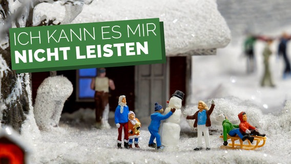 Eine Szene des Miniatur Wunderlandes mit Menschen im Schnee, dazu die Aufschrift "Ich kann es mir nicht leisten". © Miniatur Wunderland 