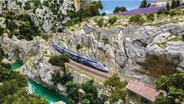 Ein TGV fährt durch eine felsige Landschaft im Abschnitt Provence des Miniatur Wunderlands. © Miniatur Wunderland Hamburg 