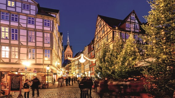 Blick auf den Weihnachtsmarkt in der Altstadt von Hannover. © Hannover Marketing und Tourismus GmbH Foto: Lars Gerhardts