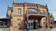 Der Hundertwassser-Bahnhof in Uelzen von außen. © dpa-Bildfunk Foto: Peter Steffen