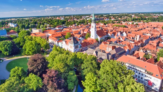 Luftaufnahme der Altstadt von Celle mit Schlosspark und der Stadtkirche St. Marien © Colourbox Foto: Giovanni Gagliardi