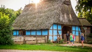 Besucher vor dem Häuslingshaus aus Emsen im Freilichtmuseum Kiekeberg © Freilichtmuseum Kiekeberg 