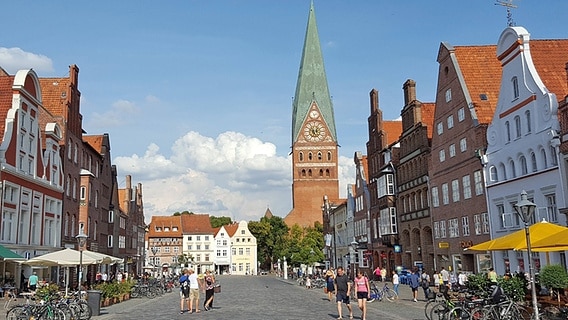 The St. Johannis Church in Lüneburg, in the foreground historical gabled houses on the Sande © imago images/teutopress 