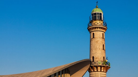 Leuchtturm an der Kurpromenade in Warnemünde vor blauem Himmel © Colourbox Foto: RicoK