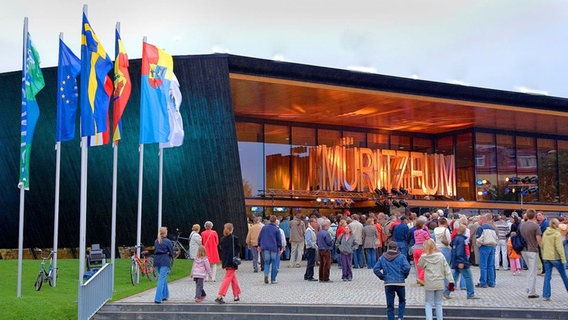 Besucher vor dem Eingang des Müritzeums in Waren. © Müritzeum gGmbH Foto: Klaus Steindorf-Sabath