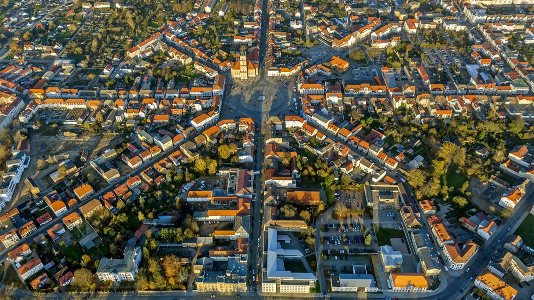 Erinnerung an Mauerfall: Neustrelitz mit Veranstaltungs-Marathon | NDR ...