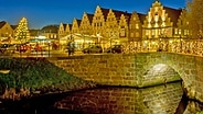 Weihnachtlich geschmückter Marktplatz und Gracht in Friedrichstadt. © Grachtenweihnacht D. Jacobs 