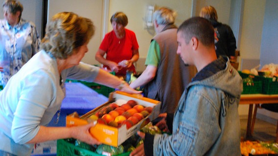 Armut auf Sylt: Die Sylter Tafel hilft Bedürftigen mit kostenlosen Lebensmitteln. © © NDR/WDR/Jo Angerer 