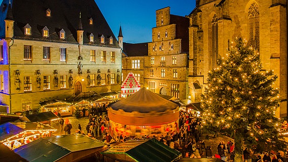 Weihnachtsmarkt vor dem Rathaus in Osnabrück © Stadt Osnabrück / Referat Medien und Öffentlichkeitsarbeit Foto: Joachim Viertel