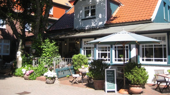 Haus mit Terrasse im Dorf auf der Insel Spiekeroog © NDR Foto: Axel Franz