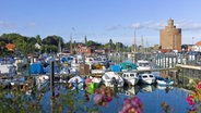 Blick über den Hafen von Eckernförde zum historischen Silo. © imago/alimdi 