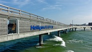 Die Seebrücke in Heiligenhafen vom Wasser aus gesehen. © NDR Foto: Uwe Bahn