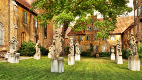 Der Puppenhof mit Skulpturen im St. Annen-Museum. © St. Annen-Museum/Fotoarchiv Lübeck 