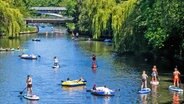 SUP-Boards, Schlauchboote und Kanus auf der Hamburger Alster. © imago images/Hoch Zwei Stock/Angerer 