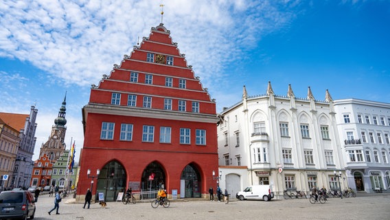 Das Rathaus am Marktplatz von Greifswald. © picture alliance/dpa | Stefan Sauer 