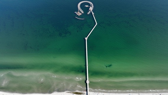 Die neue Seebrücke mit Inselhafen an der Küste von Prerow. © Ministerium für Klimaschutz, Landwirtschaft, ländliche Räume und Umwelt MV Foto: Christian Rödel