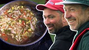 Heinz Galling und der Rapper Materia vor einem Topf Ceviche © NDR 