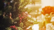 Ein geschmückter Weihnachtsbaum © fotolia Foto: alexugalek