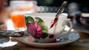 Teetasse mit floralem Aufdruck. © fotolia Foto:  helgeheyen