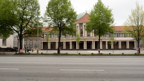 Blick auf das Hauptgebäude der Universität Hamburg, Edmund-Siemers-Allee 1 © NDR Foto: Anja Deuble