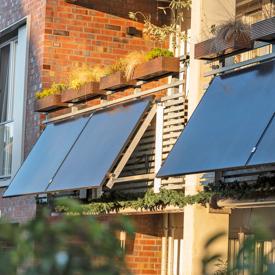 Solarmodule eines Balkonkraftwerke an einem Mehrfamilienhaus. © picture alliance / imageBROKER Foto: Robert Poorten