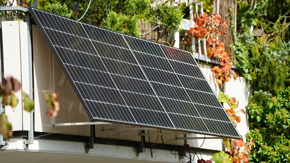 Solar-Panel an einem Balkon. © Colourbox Foto: Yven Dienst