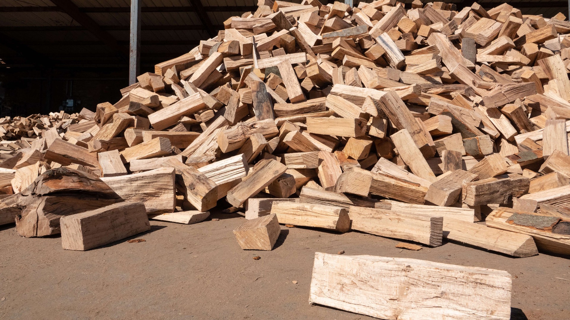 Brennholz kaufen: Vorsicht bei dubiosen Händlern und Fake-Shops