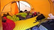 Schlafsäcke in einem Zelt © Fotolia Foto: Jens Ottoson