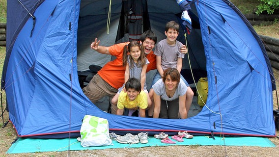 Junge Familie in einem Zelt. © Fotolia Foto: ChiccoDodiFC