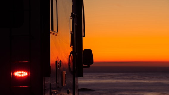 Ein Campingbus steht am Meer. © Colourbox Foto: Tomasz Zajda Virrage Images Inc