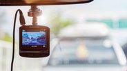 Eine Dashcam in der Frontscheibe eines Autos. © Colourbox Foto: Tawanlubfah