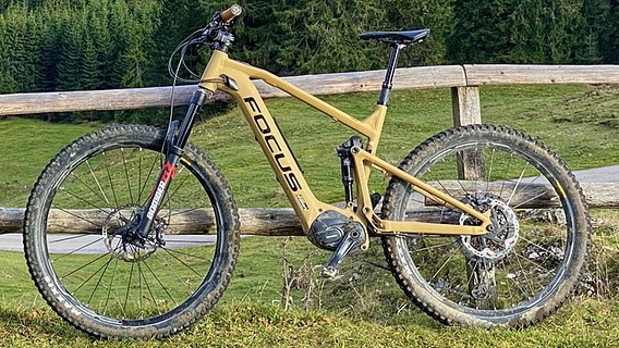 Mountainbike mit Elektromotor lehnt an einem Holzgeländer © imago images / Action Pictures 