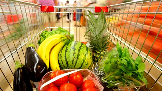 Einkaufswagen mit Obst und Gemüse gefüllt © Fotolia Foto: Sven Grundmann
