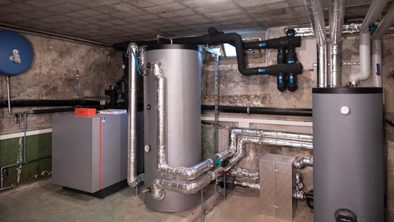 A geothermal heat pump in the boiler room of a house.  © picture alliance/KEYSTONE Photo: Gaetan Bally