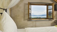 Geöffnetes Fenster in einem Zimmer. © fotolia Foto: by-studio