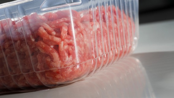 Seitliche Aufnahme einer durchsichtigen Plastik-Verpackung, darin befindet sich Hackfleisch. © picture alliance / photothek | Thomas Trutschel Foto: Thomas Trutschel