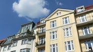 Eine Häuserzeile mit Mehrfamilienhäusern in einer Stadt © Fotolia Foto: Kara