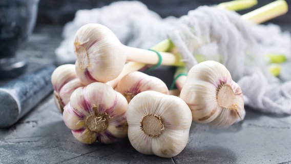 Knoblauch-Knollen auf einem Schneidebrett. © Colourbox Foto: Haivoronska_Y