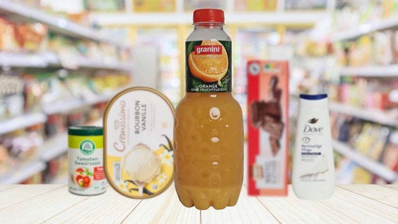 Eine Flasche Granini Orangensaft, im Hintergrund sind eine Dose Gewürzsalz, eine Packung Eiscreme, Waffelgebäck und eine Duschcreme zu sehen. © Verbraucherzentrale Hamburg 