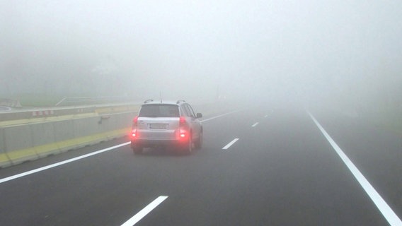 Auto fahren bei Nebel: Licht an und runter mit dem Tempo