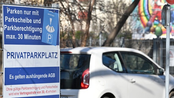 Auf einem Schild neben einem Supermarkt-Parkplatz ist zu lesen: "Parken nur mit Parkscheibe und Parkberechtigung max. 30 Minuten. Es gelten aushängende AGB. Ohne gültige Parkberechtigung und Parkscheibe wird eine Vertragsstrafe von 30 Euro erhoben." © picture alliance / ZB | Volkmar Heinz Foto: Volkmar Heinz