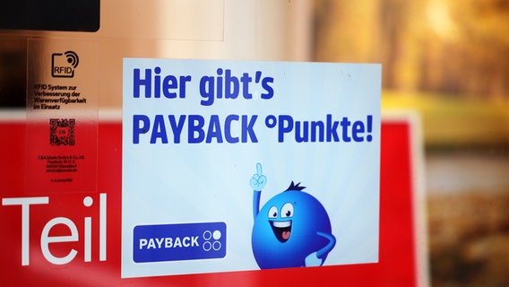 Eine Werbung für das Bonuspgrogram Payback in einem Schaufenster. © picture alliance / Snowfield Photography Foto: D. Kerlekin