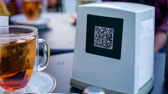 QR-Code auf einem Servietten-Spender. © Colourbox Foto: by #1104