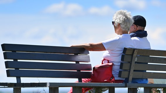 Ein Rentnerpaar sitzt auf einer Bank. © picture alliance / SvenSimon Foto: Frank Hoermann