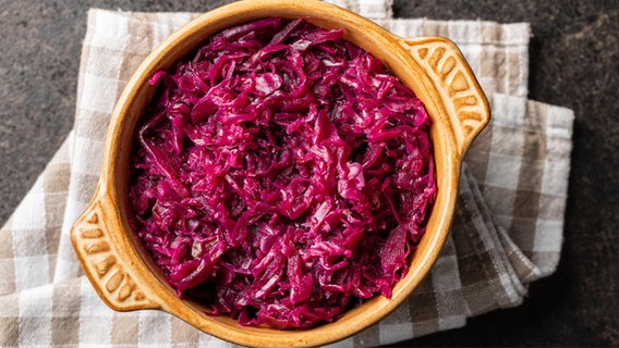 Rotkohl in einer Auflaufform, darunter liegt ein Küchenhandtuch. © picture alliance / Zoonar | JIRI HERA 