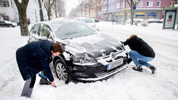 Autobatterie im Winter : Kabelsalat vermeiden: Richtige Reihenfolge bei  Starthilfe