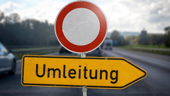 Straßensperre mit einem Verkehrsschild mit Aufschrift: Umleitung. © picture alliance / CHROMORANGE | Michael Bihlmayer Foto: Michael Bihlmayer